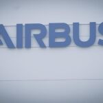 El logo de Aibus en un edificio de la compañía en Bremen, Alemania/Efe
