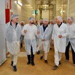El secretario general del PSOE de Castilla y León, Luis Tudanca, durante una visita a una empresa cárnica de la localidad segoviana de Vitigudino