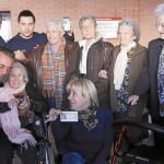 Anselma del Olmo (la segunda por la dcha. en la segunda fila), junto a otras compañeras de residencia y trabajadores