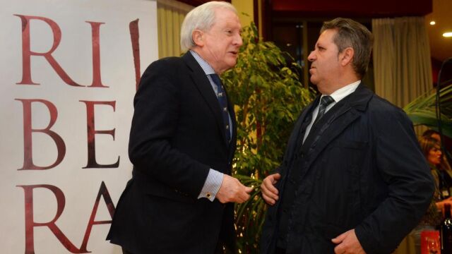 El presidente de la Cámara de Comercio burgalesa, Antonio Méndez Pozo, charla con el secretario de Ribera del Duero, Alfonso Sánchez, durante la presentación de los vinos del Ribera del Duero.