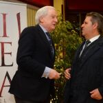 El presidente de la Cámara de Comercio burgalesa, Antonio Méndez Pozo, charla con el secretario de Ribera del Duero, Alfonso Sánchez, durante la presentación de los vinos del Ribera del Duero.