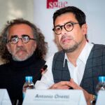 El Presidente de la SGAE, José Ángel Hevia (d), junto a Teo Cardala (i).