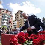 El alcalde de la localidad vizcaína de Ermua, Carlos Totorica, pone una rosa para recordar el secuestro y asesinato del concejal del PP