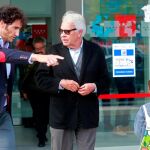 El expresidente del Gobierno Felipe González, sale este jueves del hospital donde está ingresado el histórico dirigente del PSOE Alfredo Pérez Rubalcaba/Efe