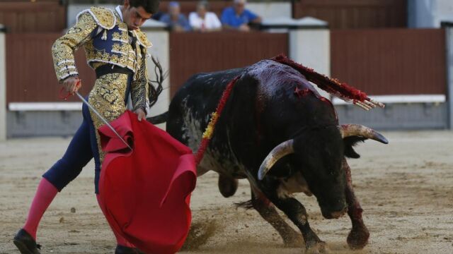 El novillero Mario Sotos durante la lidia de ayer en Las Ventas con el primero de su lote