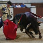 El novillero Mario Sotos durante la lidia de ayer en Las Ventas con el primero de su lote