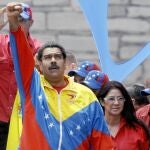 Nicolás Maduro, tras registrarse como candidato a la presidencia en marzo y su mujer, Cilia Flores