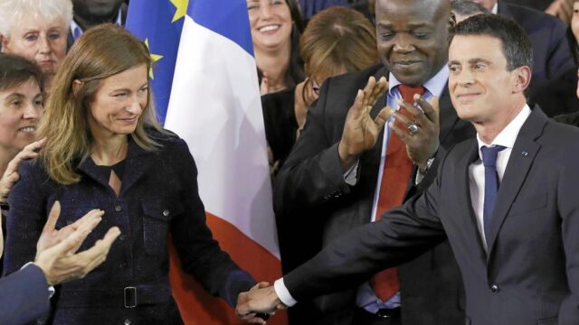 El socialista Manuel Valls, junto a su mujer Anne Gravoin, ayer tras anunciar su candidatura