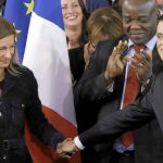 El socialista Manuel Valls, junto a su mujer Anne Gravoin, ayer tras anunciar su candidatura