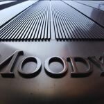 Moody's considera positivo el cambio de domicilio de CaixaBank y Sabadell