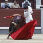 Francisco José Espada toreando al natural el primero de su lote, al que cortó una oreja