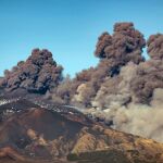 Una columna de huno se eleva sobre el Etna