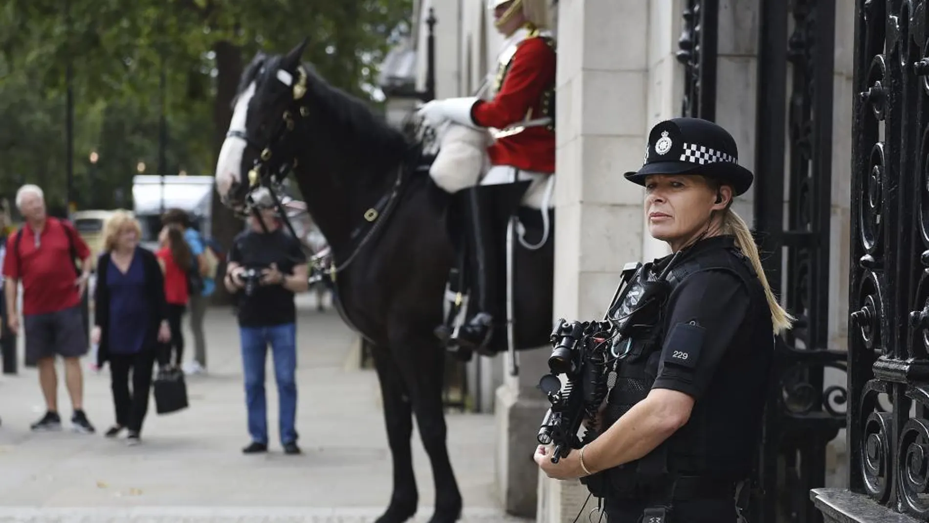 Policías armados montan guardia junto al "Horseguards Parade"en Londres, Reino Unido