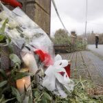 Flores y velas colocadas en la nave industrial de Asados, en Rianxo (a Coruña), donde fue hallado el cuerpo de Diana Quer