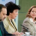 La ministra de Economía y Empresa, Nadia Calviño; la ministra de Educación y Formación Profesional, Isabel Celaá; y el ministro de Fomento, José Luis Ábalos, durante la rueda prensa tras la reunión del Consejo de Ministros