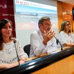 La mamá de Álvaro, el niño de seis años que ha superado una leucemia gracias al primer tratamiento CAR-T público, con los doctores Pons y Rives de Sant Joan de Déu