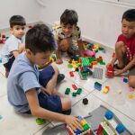 Un grupo de niños refugiados en un centro de acogida