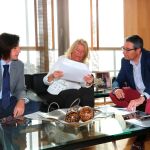 El presidente de la Diputación de Málaga, Francisco Salado, y la alcaldesa de Marbella, Ángeles Muñoz, durante la reunión / Foto: La Razón