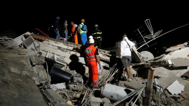 Las tareas de rescate se han concentrado durante toda la noche en una casa de dos pisos donde habían quedado atrapados un padre con sus tres hijos.