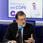 Fotografía facilitada por la Cadena COPE, del presidente del Gobierno, Mariano Rajoy, durante la entrevista que ha concedido esta mañana.