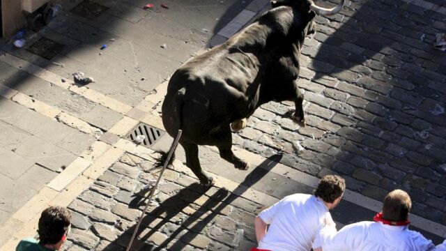Un Cebada Gago corriendo el encierro de Pamplona / EFE