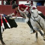 Joao Moura, que firmó su mejor tarde en Madrid, se adorna con un desplante en su toro Foto: EFE