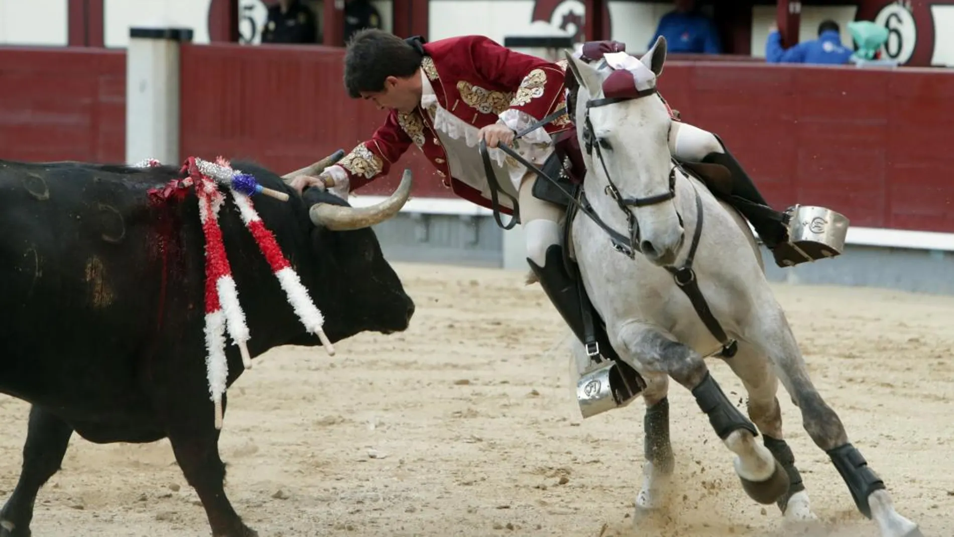 Joao Moura, que firmó su mejor tarde en Madrid, se adorna con un desplante en su toro Foto: EFE