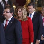 Los presidentes de Extremadura, Guillermo Fernández Vara; Andalucía, Susana Díaz y Asturias y presidente de la gestora del PSOE, Javier Fernández, esperan para ser saludados por el Rey