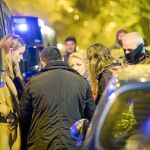 Pepi, de 65 años, negociando, de madrugada, con la comitiva judicial que acudió a Argumosa 11 para desalojarla de su casa