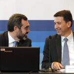 El economista jefe de Economías Desarrolladas BBVA (dcha), Rafael Doménech, conversa con el director territorial