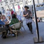 Cada mañana, los empresarios del centro amontonan la basura en los abarrotados cubos y barren y baldean con agua y lejía las aceras frente a sus negocios. Se quejan de que «nunca se sabe a qué hora van a pasar» los camiones de limpieza y los barrenderos