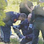 Imagen de archivo de la Policía francesa analiza armas levantando un zulo de ETA