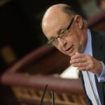 El ministro de Hacienda, Cristóbal Montoro, durante su intervención en el Pleno del Congreso de los Diputados, celebrado hoy. EFE/ Zipi