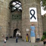 Un lazo negro ha sido colocado en Cambrils en recuerdo a las víctimas