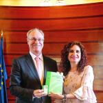 La consejera de Hacienda entregó ayer el Presupuesto al presidente de la Cámara