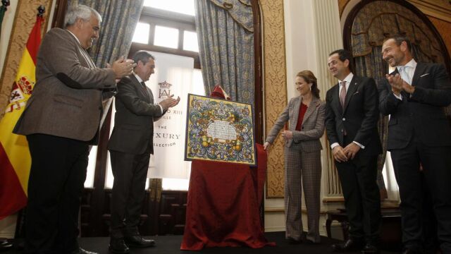 El consejero Ramírez de Arellano; el alcalde, Juan Espadas; la Infanta Elena; el director del Alfonso XIII, Carlo Suffredini; y el vicepresidente para España y Portugal de Starwood, Richard Brekelmans
