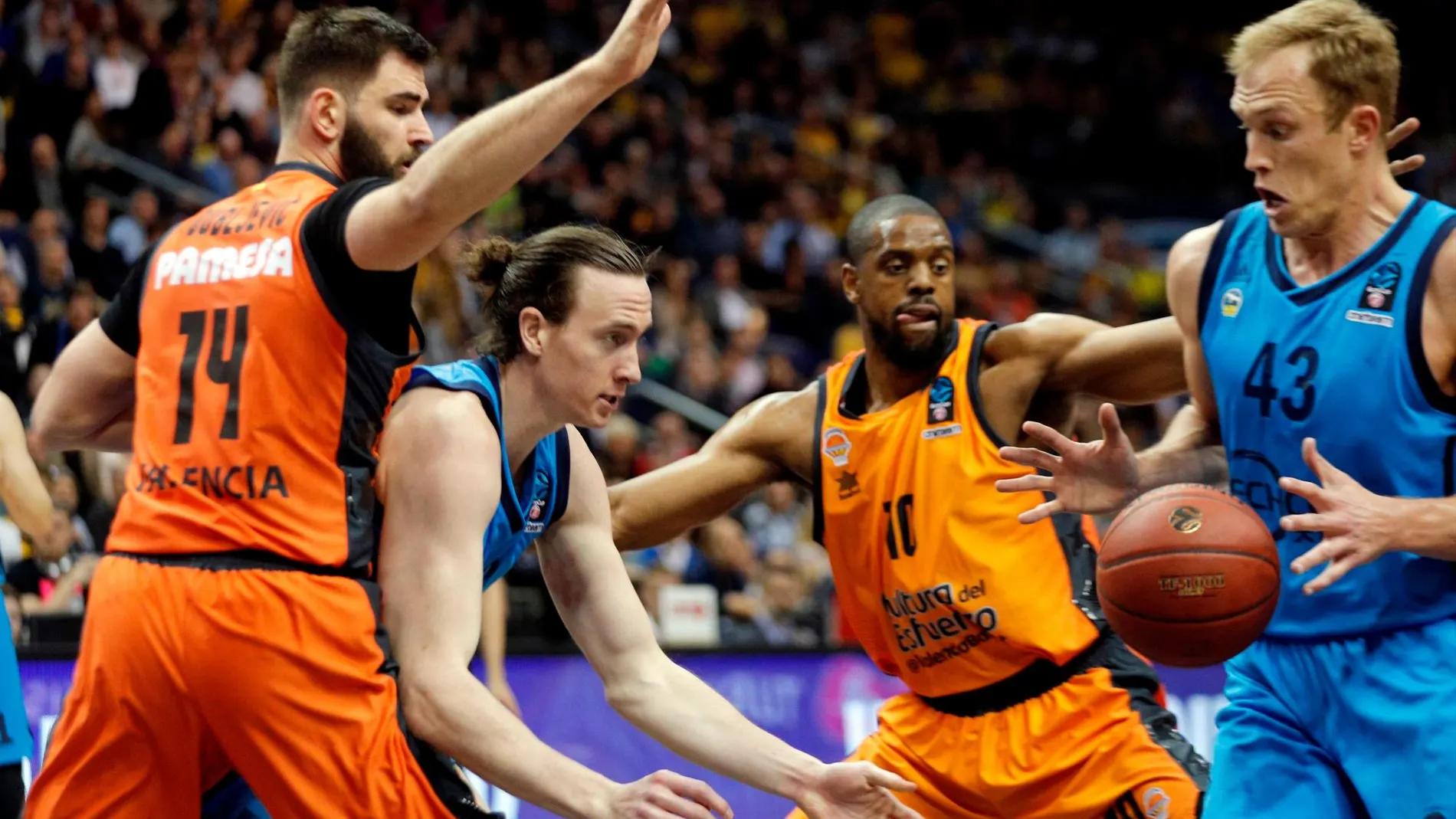 Los jugadores del Valencia Basket, Bojan Dubljevic (i) y Will Thomas, tratan de detener el avance de los del Alba Berlín, Luke Sikma y Dennis Clifford. Foto: Efe