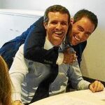 Pablo Casado junto a su jefe de campaña y amigo Teodoro García Egea
