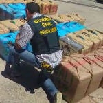 Un agente analiza los fardos de droga incautados
