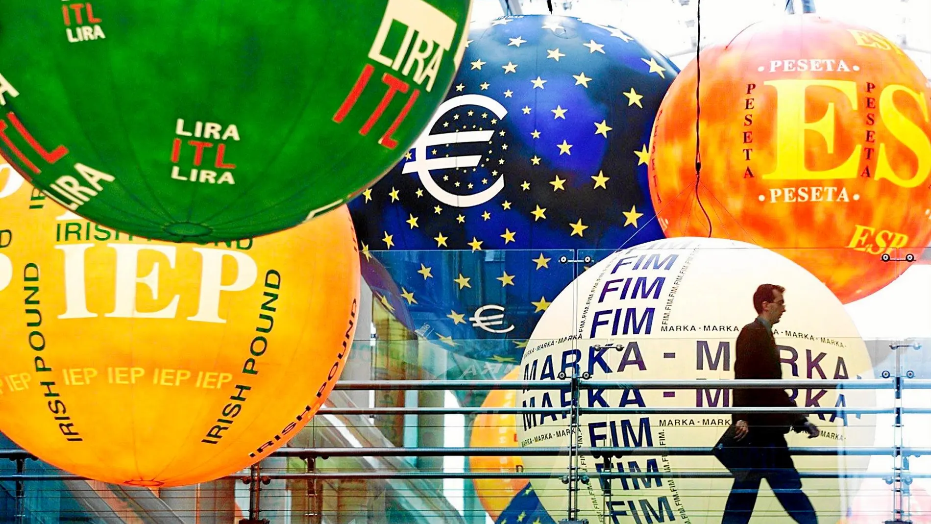 Unos globos con los nombres de las divisas de algunos países europeos adornan un mercado en París, en 1998