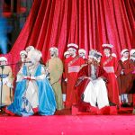 Sobre el escenario en esta ocasión ha habido cuatro tronos: los tres de los Reyes Magos y otro ocupado por Manuela Carmena, convaleciente de la reciente operación de tobillo a la que ha sido sometida