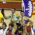 Los diestros Enrique Ponce (i), que cortó tres orejas, y Alejandro Talavante, que logró dos, salieron a hombros en el festejo nocturno celebrado hoy en la plaza de toros de Palma de Mallorca.