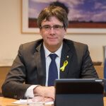 El expresidente catalán Carles Puigdemont durante la reunión que mantuvo con una delegación formada por 25 miembros del grupo parlamentario de JxCat celebrada en Bruselas