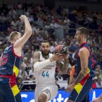 El alero sueco del Real Madrid Jeffery Taylor entra a canasta entre el polaco Przemyslaw Marcin Karnowski y el griego Vladimir Jankovic, de Morabanc Andorra