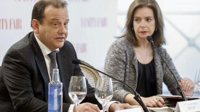 El fiscal anticorrupción de Baleares y del caso Nóos, Pedro Horrach, junto a la directora de la revista Vanity Fair, Lourdes Garzón