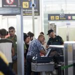 Efectivos de la Guardia Civil trabajan en los accesos a las puertas de embarque del aeropuerto de Barcelona-El Prat