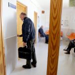 El médico de familia llega a su consultorio de Viloria del Henar, en Valladolid, donde le esperan varios pacientes