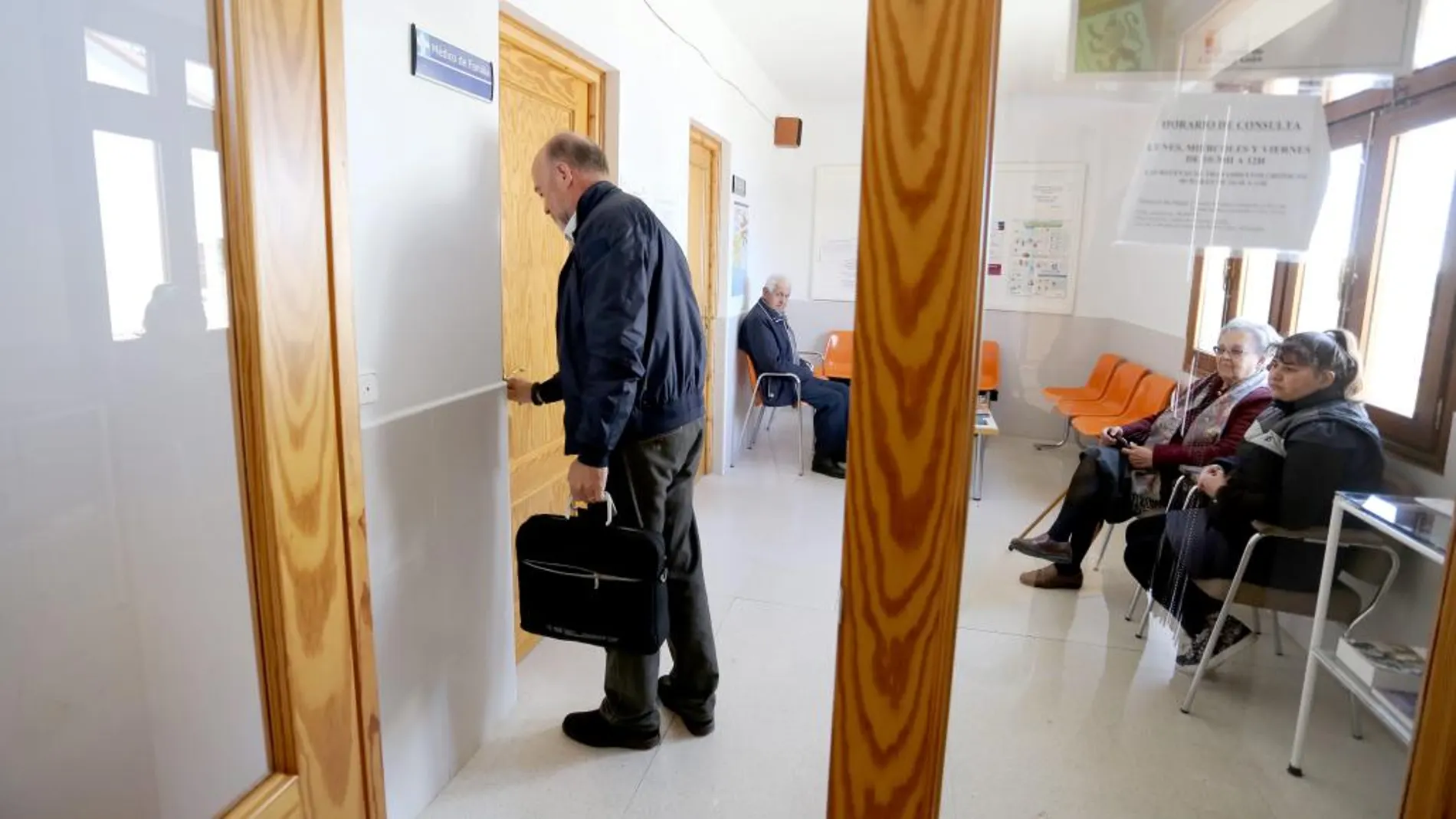 El médico de familia llega a su consultorio de Viloria del Henar, en Valladolid, donde le esperan varios pacientes