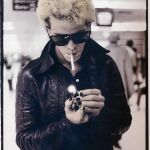 PADRINO. Lou Reed, fotografiado en su época más excesiva, la que alimentó todas sus leyendas, en una imagen reproducida en el libreto de la reedición
