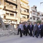 Bachar al Assad pasea por una calle de Daraya